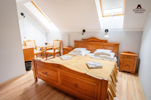 En eller flere senge i et værelse på Kemencés Csárda és Panzió