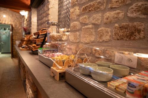 un comptoir avec un paquet de nourriture dans l'établissement Les Hauteurs du Luberon, à Caseneuve