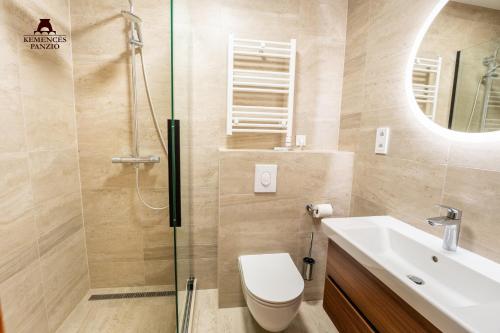 Et badeværelse på Kemencés Csárda és Panzió