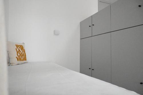 Postel nebo postele na pokoji v ubytování F007 - Fano, monolocale fronte mare in residence con piscina