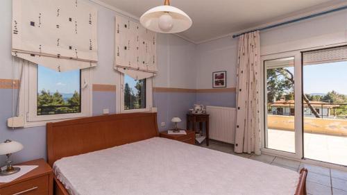 Ένα ή περισσότερα κρεβάτια σε δωμάτιο στο Xenius Zeus Sea View Maisonette in Glarokamvos I