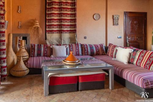 Гостиная зона в Appartement avec rooftop privé 3km des plages Taghazout surf