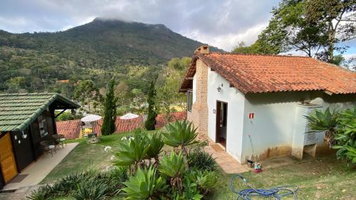 a house with a view of a mountain at Chalé com vista deslumbrante in Teresópolis