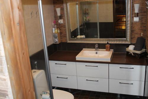 Ένα μπάνιο στο Villa Hulda