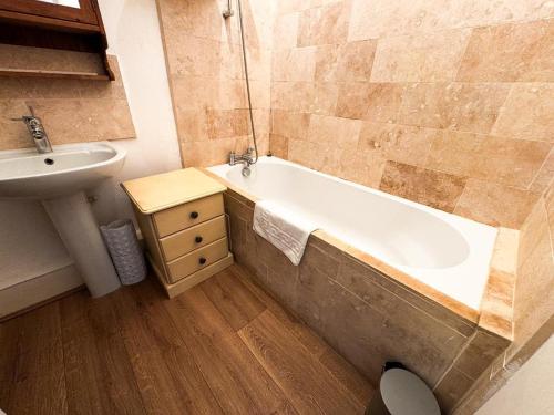 łazienka z wanną i umywalką w obiekcie Coastal 3-Bed Flat near Lowestoft Beach w mieście Lowestoft