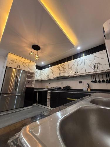 Kuchyň nebo kuchyňský kout v ubytování Quantum Havens Apartment - DUBAI