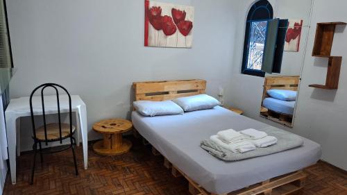 博图卡图Rota Mundus Turismo e Hospedagem的一间卧室，床上有一张带毛巾的床