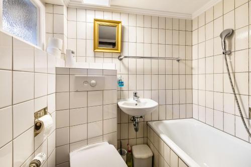 Koupelna v ubytování Panoramaferienhaus Sorpesee, 120qm