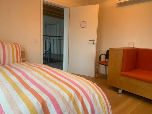 En eller flere senge i et værelse på A cozy room in a modern House