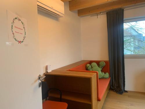 En eller flere senge i et værelse på A cozy room in a modern House