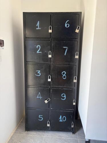 Un armario negro con números en una habitación. en David's Hostel & Restaurant, en Kaôh Rŭng (3)