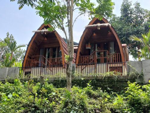 ギャニャールにあるOemah Ubud - Waterfallのポーチを囲む竹の家