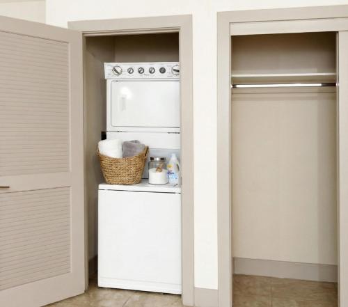 Sunny Marina Del Rey Apartment- Hot Tub, Game Room, BBQ, Projector photo 34