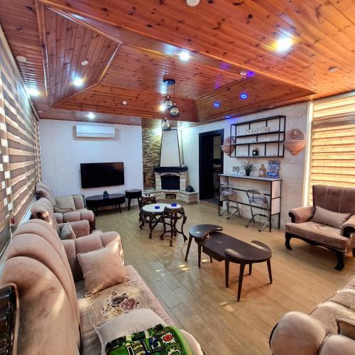 พื้นที่นั่งเล่นของ Deir Ghbar Suite
