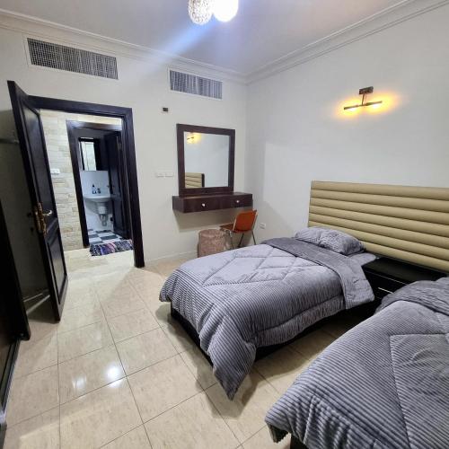 เตียงในห้องที่ Deir Ghbar Suite