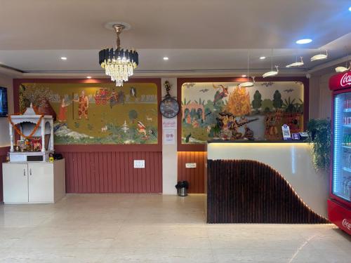 un ristorante con un grande dipinto sul muro di Hotel AYODHYA HERITAGE a Ayodhya