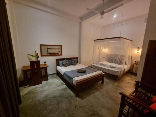 Postel nebo postele na pokoji v ubytování Danu Surf House Hiriketiya