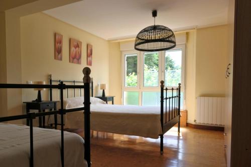 Giường trong phòng chung tại Casa rural con jardín en Cantabria