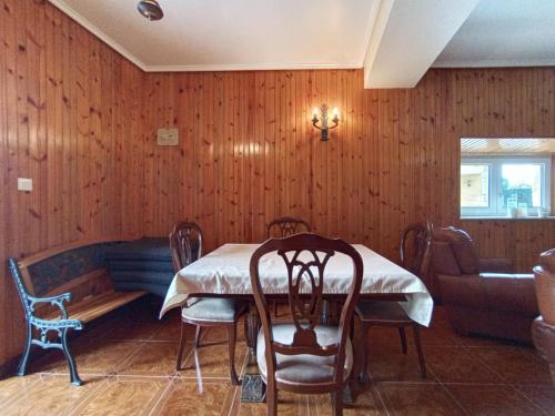 Khu vực ghế ngồi tại Casa rural con jardín en Cantabria