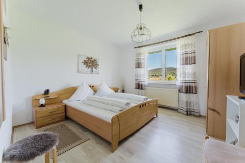 Un dormitorio con una cama y una ventana en Ferienhof Schaubmeier, en Klaffer am Hochficht