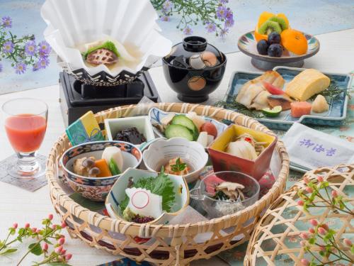 a table with a tray of food in a basket at Grandia Housen in Awara