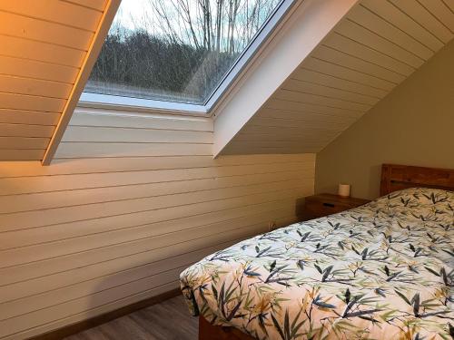 オットンにあるChez Fernandのベッドと窓のある寝室