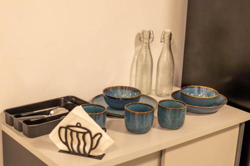 Un grupo de tazas azules colocadas encima de un mostrador. en Coming Soon, en Hulhumale