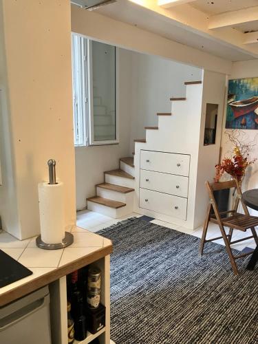 een woonkamer met een trap en een tafel bij Nice place Paris center in Parijs