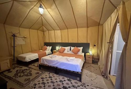 Кровать или кровати в номере Sandrock Luxury Camp