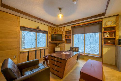 a home office with a desk and a chair at Hoi Hoi in Rankoshi