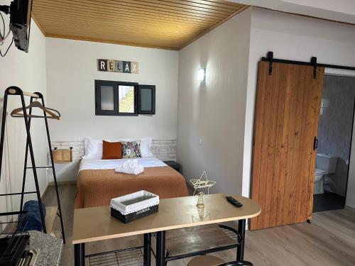 En eller flere senge i et værelse på Cantinho S & F