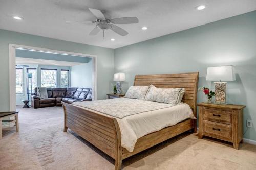 Postel nebo postele na pokoji v ubytování Sawgrass Serenity - Luxury retreat w pool & patio