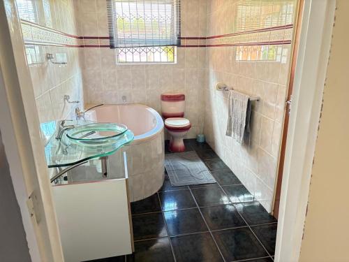 马塞卢AuusiMA Family Stay的带浴缸、马桶和水槽的浴室