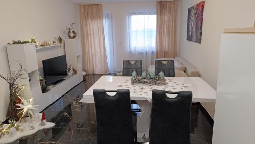 - un salon avec une table à manger et des chaises dans l'établissement Adina Oase, à Rimbach