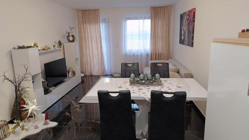 Télévision ou salle de divertissement dans l'établissement Adina Oase