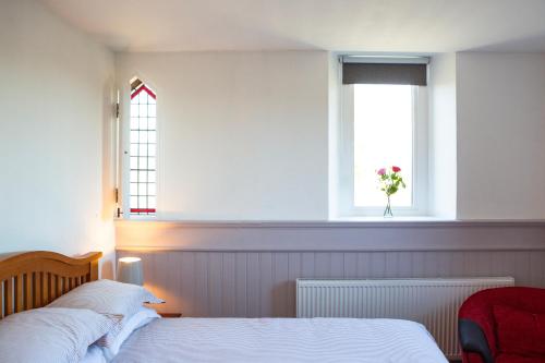 Ένα ή περισσότερα κρεβάτια σε δωμάτιο στο Old Church