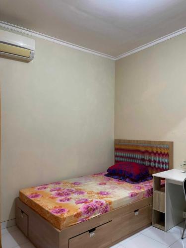 a bedroom with a bed in a room at Elisa Guest House Tengah Kota Malang in Rampal