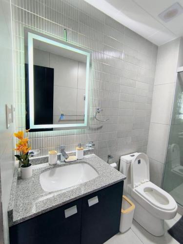 une salle de bains avec lavabo, toilettes et miroir dans l'établissement SafeHouse, à La Paz