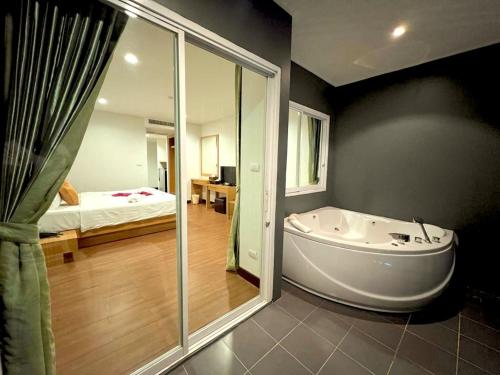 Ένα ή περισσότερα κρεβάτια σε δωμάτιο στο Zephyr Suites