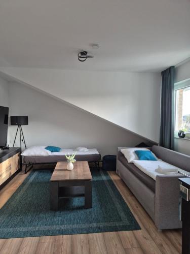 Ένα ή περισσότερα κρεβάτια σε δωμάτιο στο Luxsuite Still und Komfort 2 Balkon Elektrogrill Tischfussball TV-75 Zoll