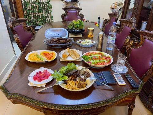 Φαγητό σε αυτό το διαμέρισμα ή κάπου εκεί κοντά