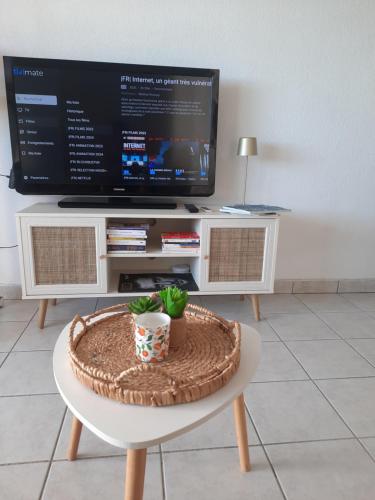 TV a/nebo společenská místnost v ubytování Appartement vue mer - Calme - Parking - Tennis - Piscine été