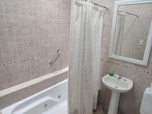 Casa Nativa في سالتا: حمام مع دش ومغسلة وحوض استحمام