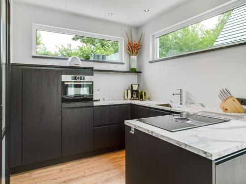 Kuchyň nebo kuchyňský kout v ubytování Great holiday home energy neutral on Texel with sauna and sun shower