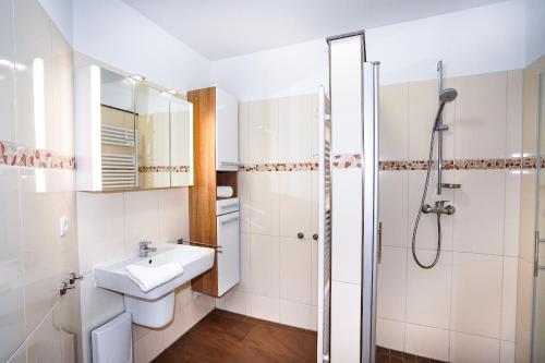 un bagno con lavandino e doccia di Blankwasserweg 57, "Amina 2" a Grömnitzerhagen