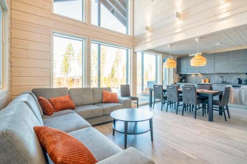 Holiday Villa Rento في Himos: غرفة معيشة بها أريكة وطاولة