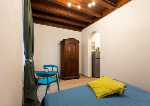 Joy in Florence في فلورنسا: غرفة نوم بسرير وكرسي وثلاجة