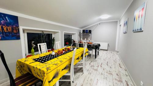 隆代克-兹德鲁伊Villa Veronika的用餐室配有带黄桌布的桌子