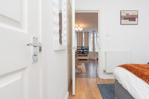 Ένα ή περισσότερα κρεβάτια σε δωμάτιο στο Urban Nest