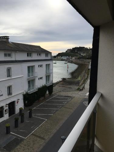 Carteret centre, port avec balcon vue mer